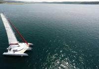 trimaran d'en haut réflexion du soleil en mer